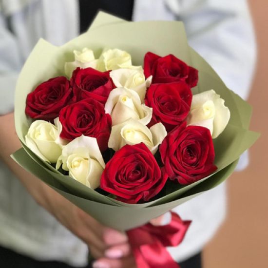 Bordó és fehér rózsák virágcsokor